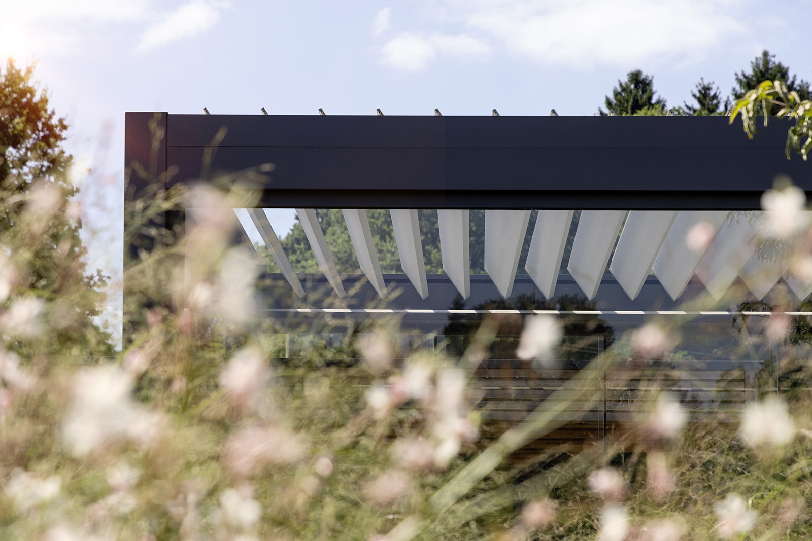 Pergola mit beweglichen Dachlamellen