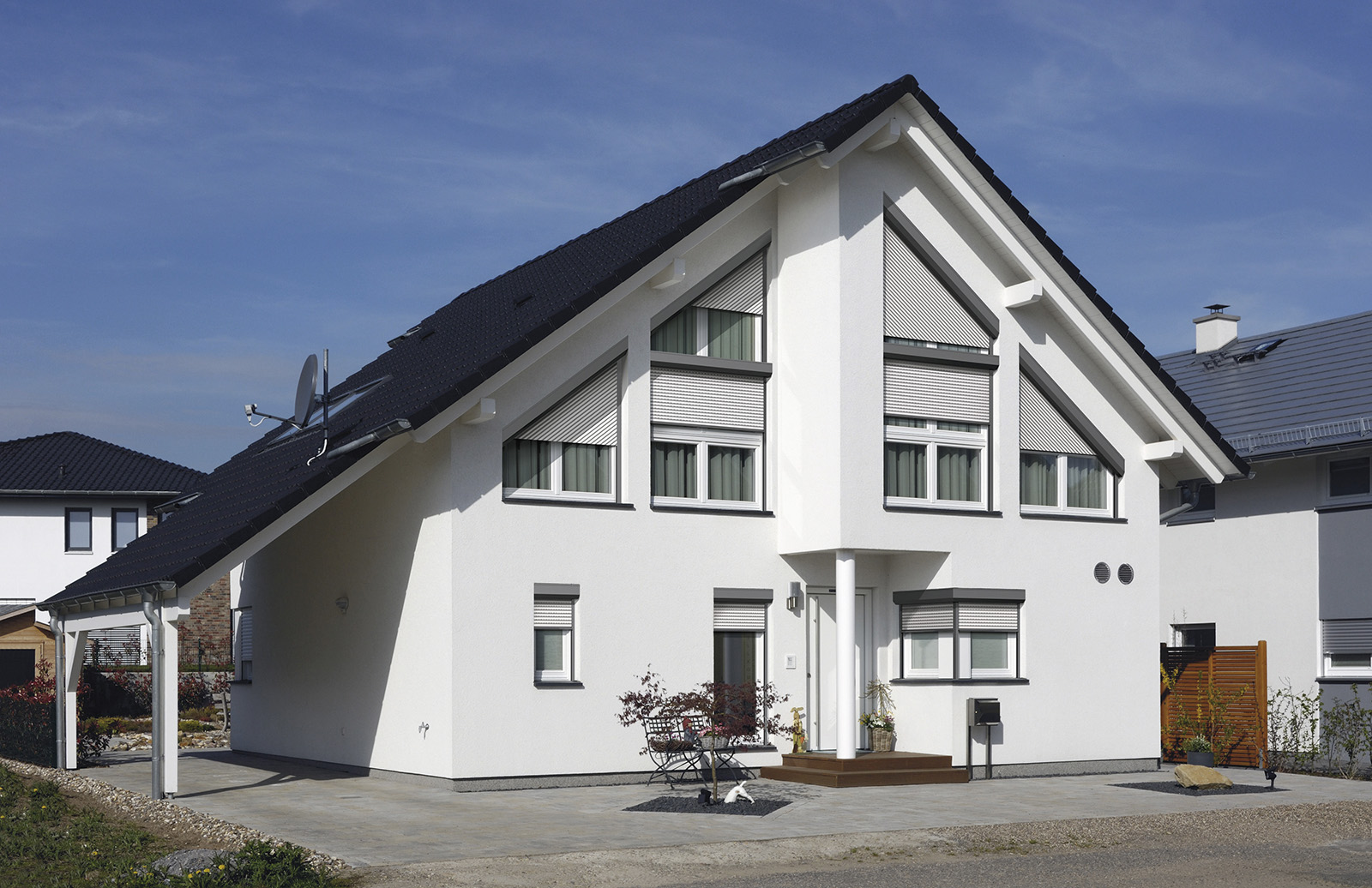 Wohnhaus mit halb geschlossenen Rollläden
