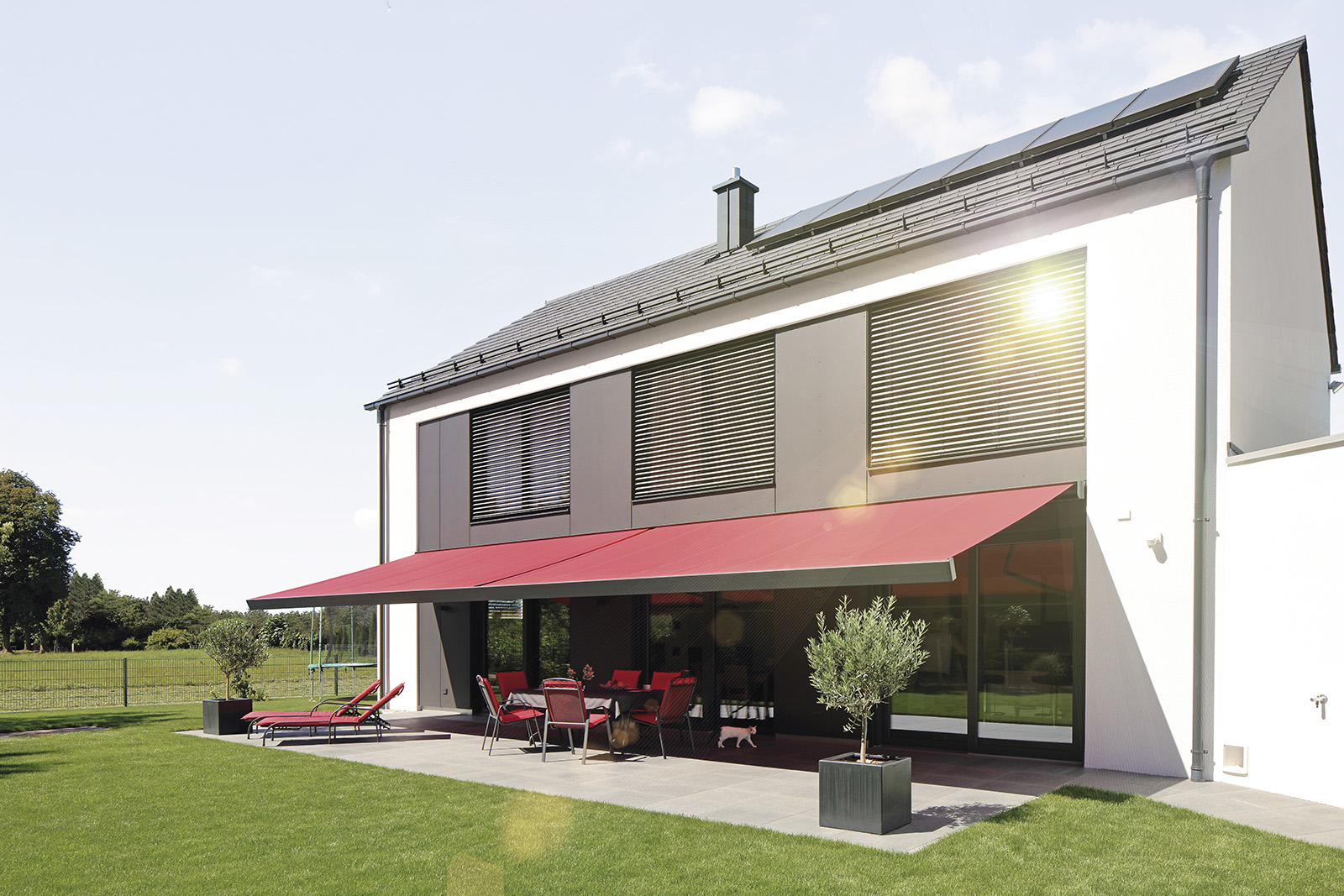 Rote Kassettenmarkise an modernem Wohnhaus