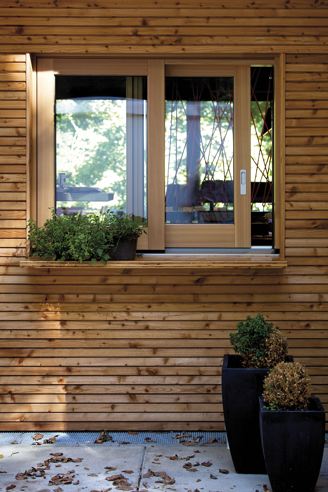 Holz-Schiebefenster in Lärchenfassade