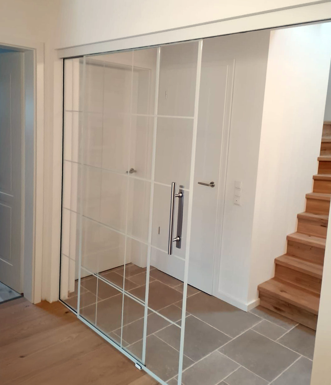 Gläserner Raumteiler im Wohnhaus