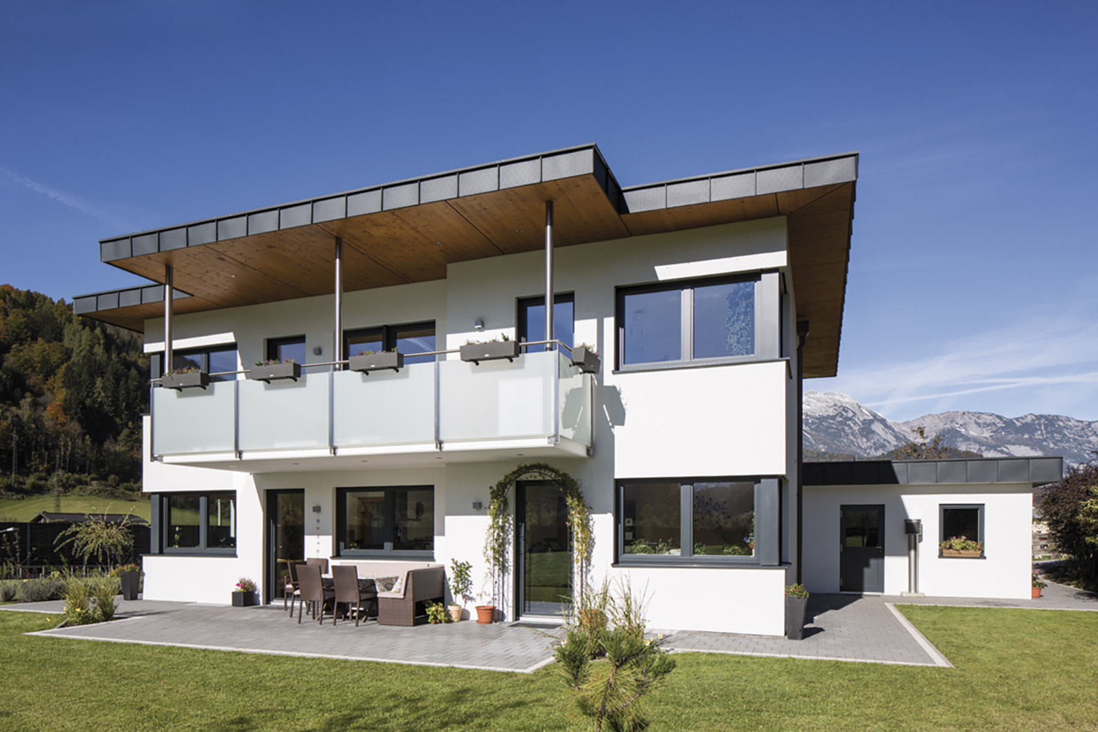 Holz-Aluminium-Fenster von innen mit Blick ins Grüne
