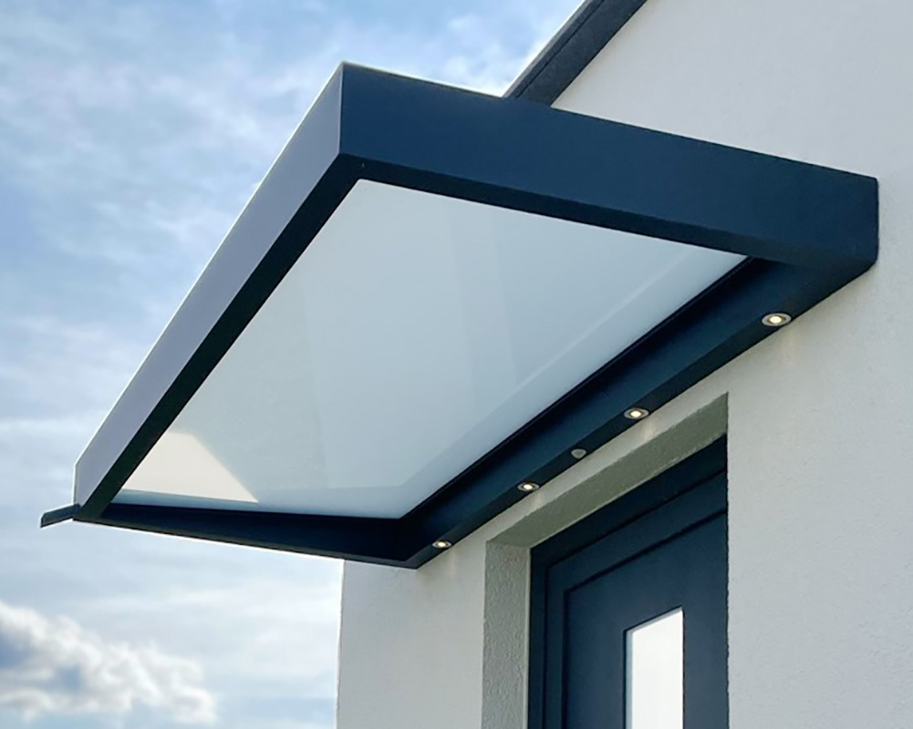 Anthrazitfarbenes Vordach mit LED-Spots und Milchglas
