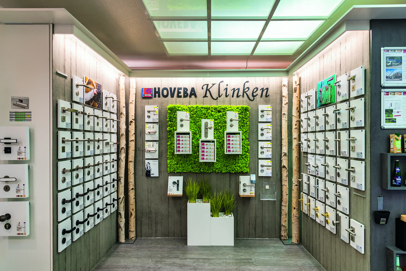 HOVEBA Klinken-Ausstellung mit Birkenstämmen und Mooswand