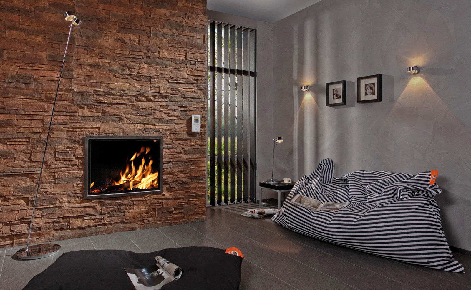 Wohnzimmer mit Steinwand und Kamin