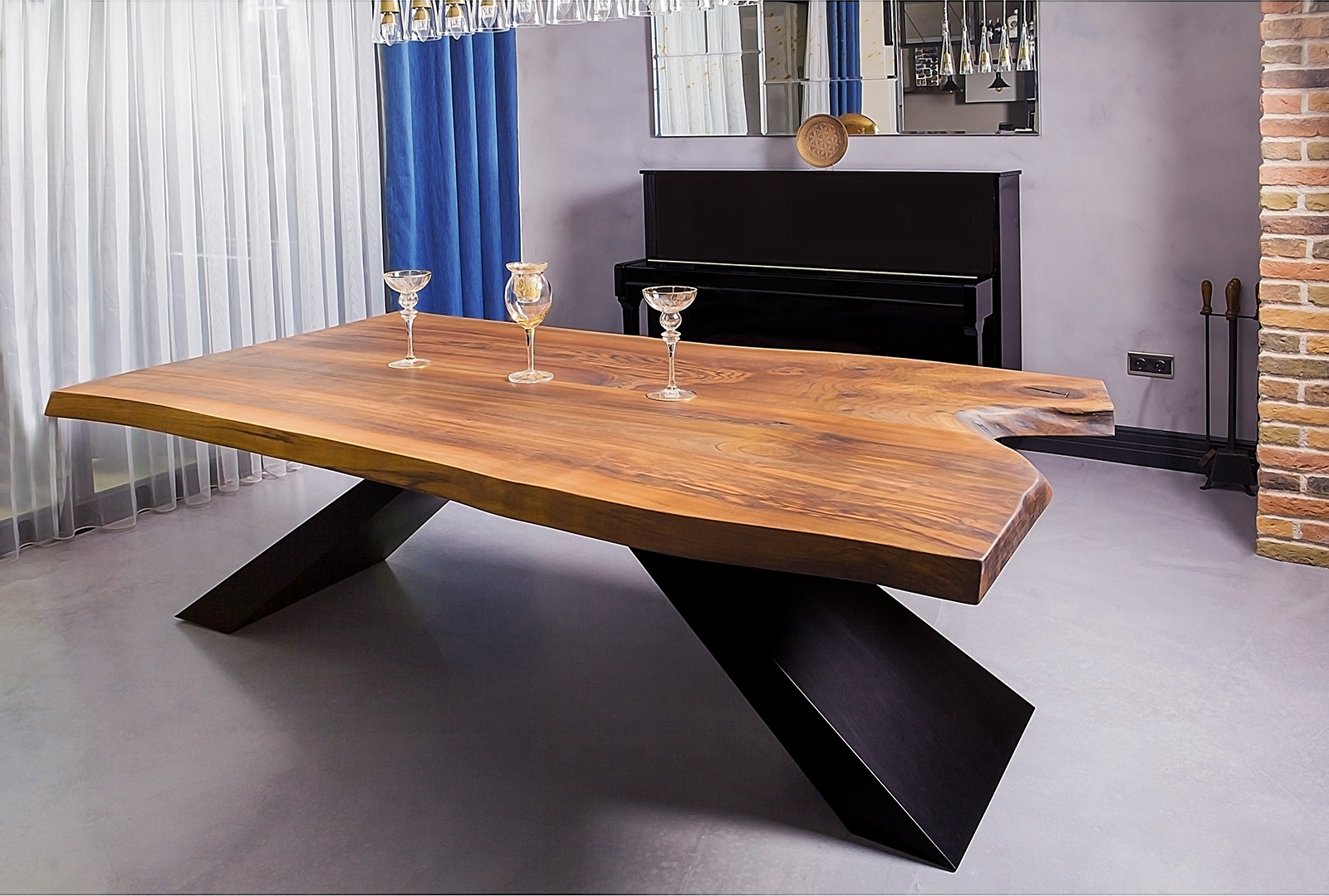Massivholz-Tisch aus Nussbaum mit schwarzem Stahl-Untergestell