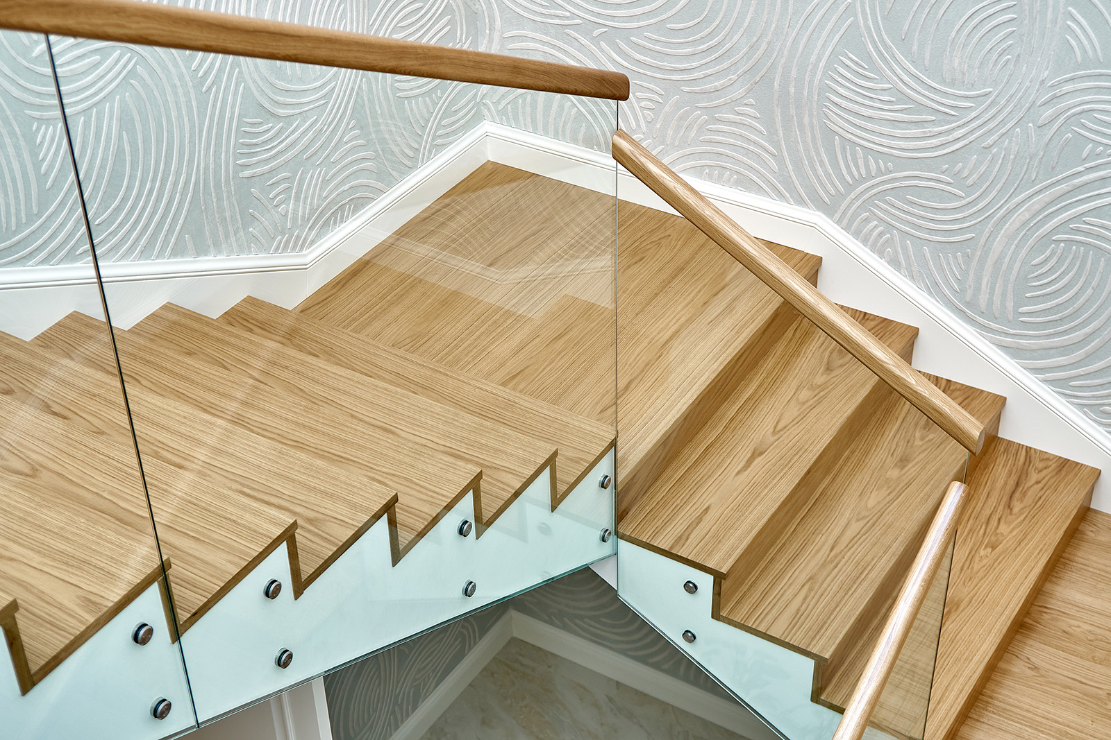 Treppe mit Glasgeländer und Holzhandlauf
